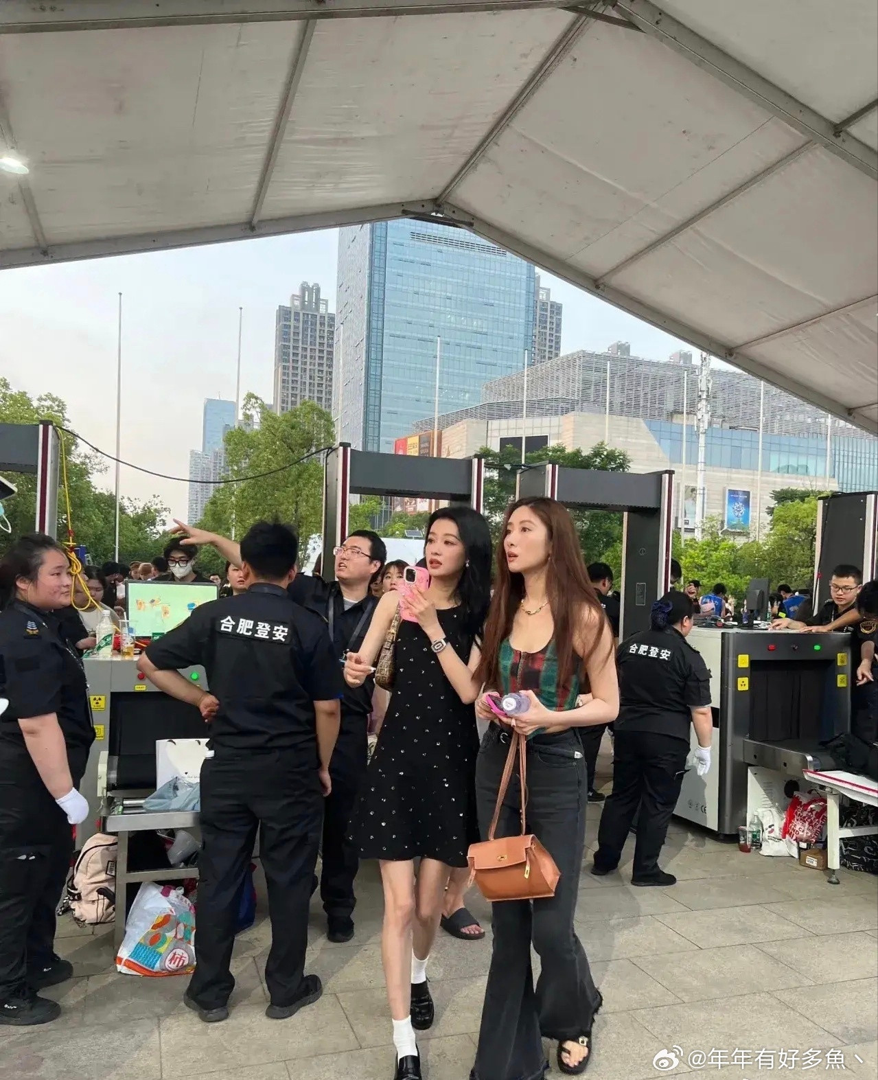 不怪那么多人喜欢她，路人镜头下都美若天仙！