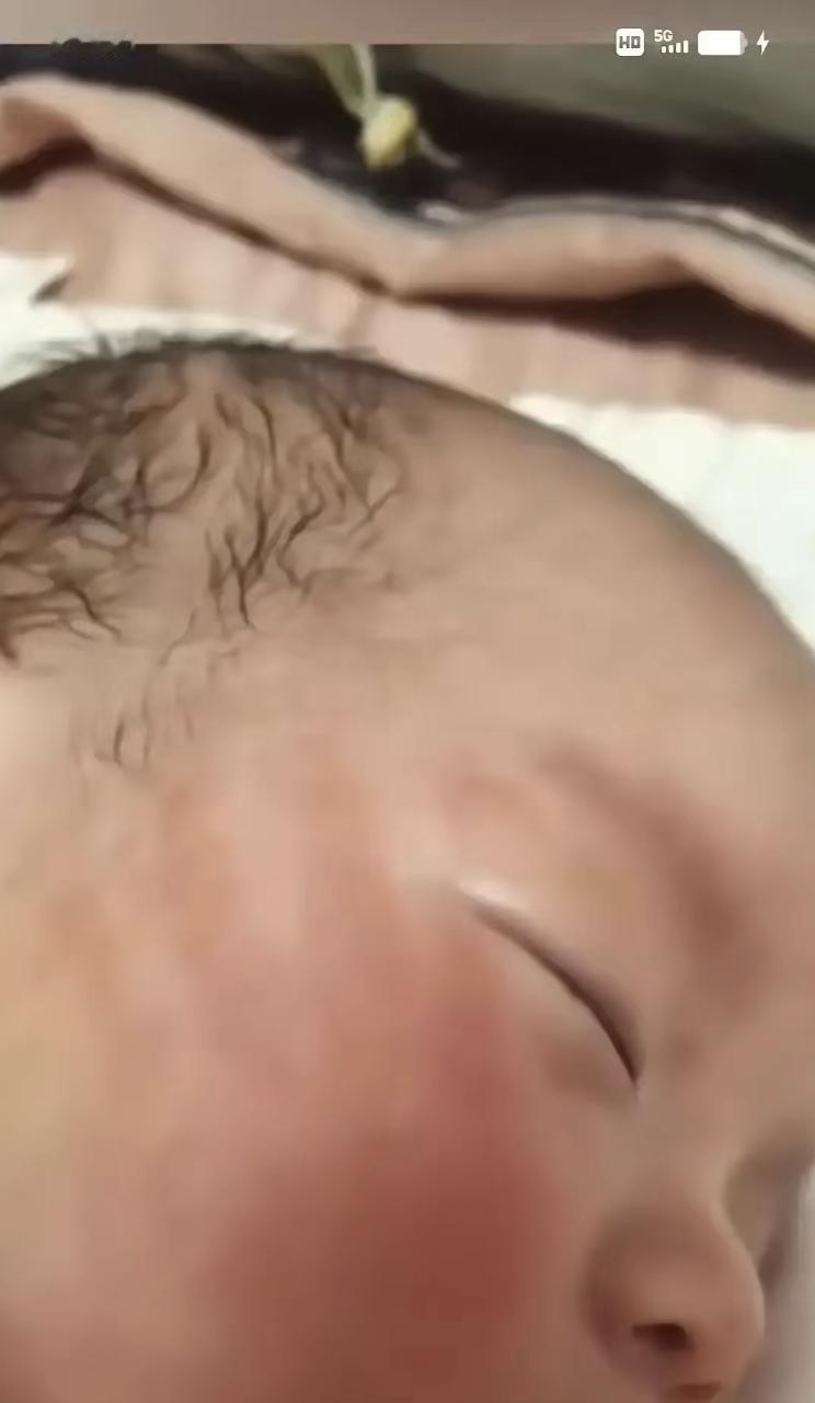 晚上儿媳下夜班回家，发现孩子脸有红印。调监控一看，凌晨一点婆婆哄不睡觉，最后扇了