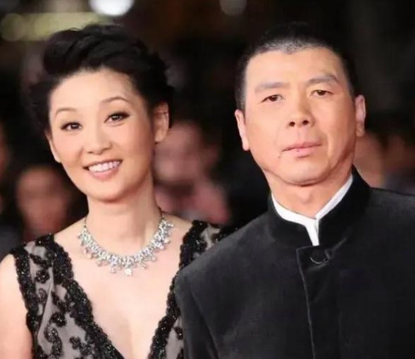那夜，冯导正和一群漂亮女演员喝酒，气氛正酣时，徐帆猛地推开门闯了进来。她手指着冯