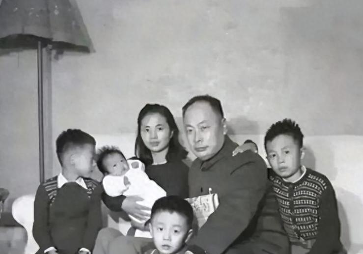 1974年，陈毅夫人张茜病重弥留之际，盯着三个儿子只说了一句话：“妹妹不出嫁，你