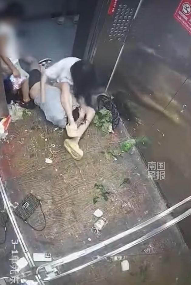 7月29日新派新闻报道，看了男孩的妈妈和女孩在电梯内打斗的视频，感觉五味杂陈。可