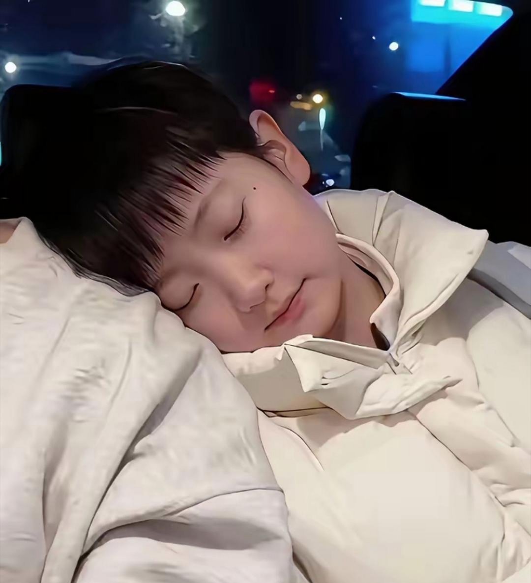 借出肩膀的人是谁？刘国梁指导曾说她是“三秒钟没睡着都算失眠”的觉主，可我们都知道