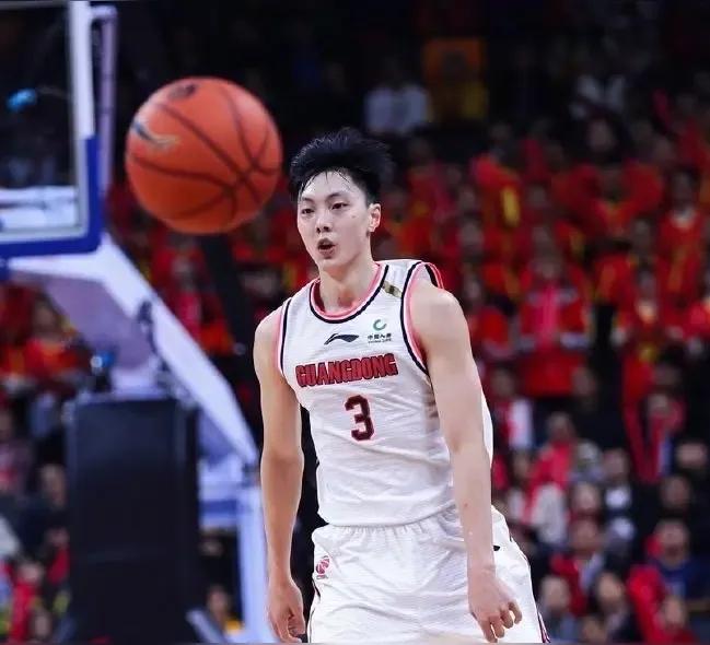 现在这支广东队，估计让很多资深球迷都看不明白究竟是怎么一回事？明明是缺兵少将，