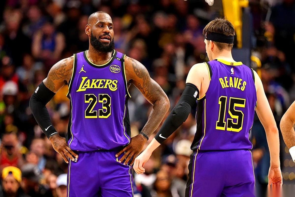 就很离谱。詹姆斯伤了。东契奇说，我来。然后他也伤了。里夫斯咬着牙顶上，结果