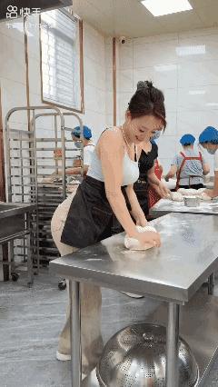 光知道揉面，一点脑子不动！[捂脸哭]