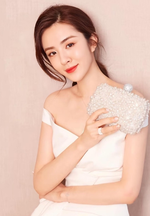 直到俞灏明官宣后，特意去查了一下，才发现王晓晨一直不红，不是她不漂亮，而是她