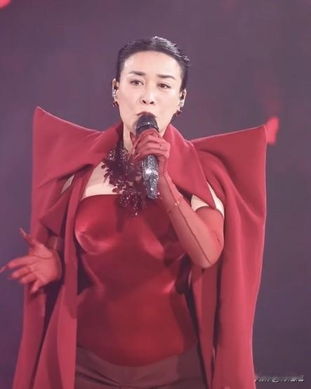 我想说一句实话，希望大家不要喷我。就是那英演唱会这套礼服，我真的一点都欣