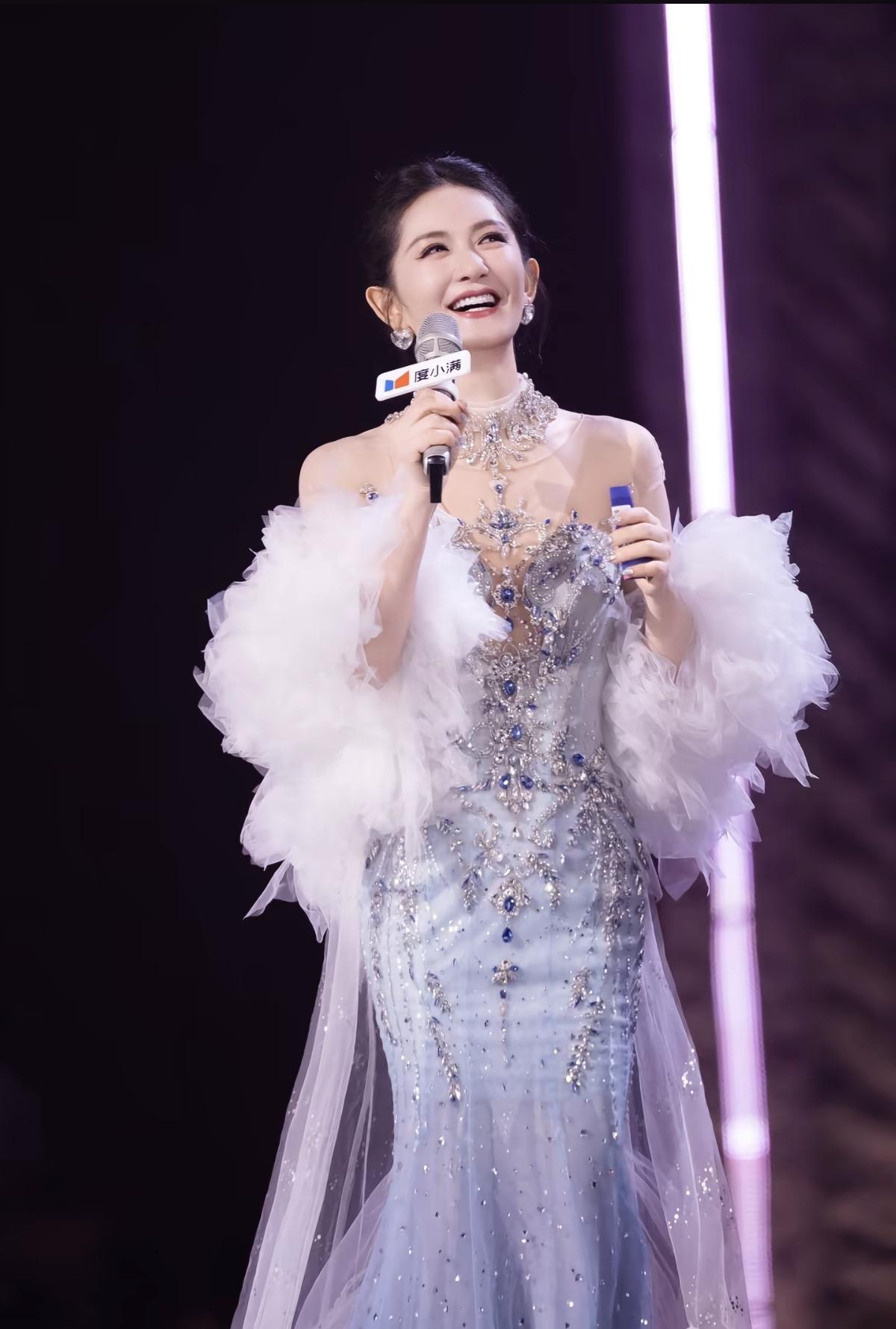 谢娜站在舞台中央，温柔又有力量[赞]她拿着话筒笑着的样子，就是我记忆里舞台最美好