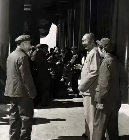 1966年的一个秋日，天安门城楼被阳光镀上一层金辉，城楼下人群如潮，欢呼与口号