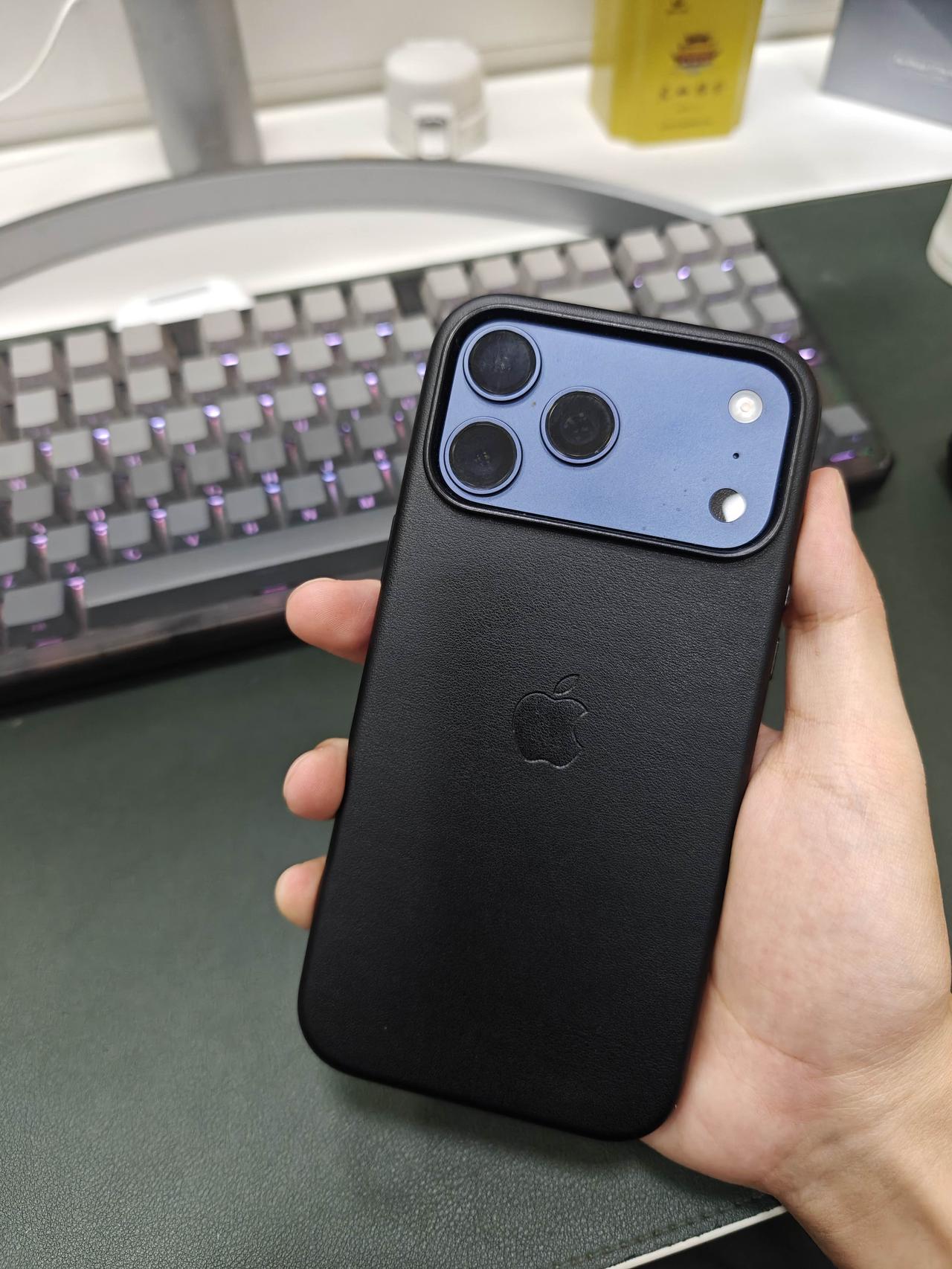 有一说一，iPhone17ProMax搭配这个皮革保护壳用还是蛮舒服的[奸笑