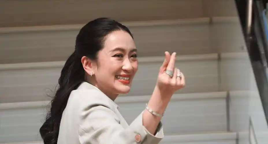 佩通坦离回归总理职位仅差一步了。泰国议会近日就针对总理佩通坦的不信任案进行了投