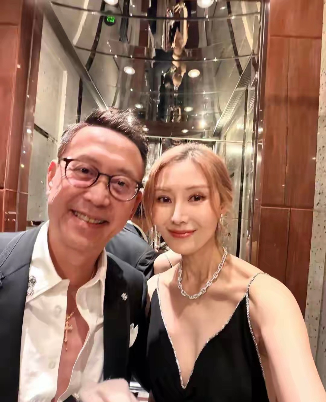李嘉欣端午秀恩爱，戴几十万名表超级抢镜，可惜老公沧桑得有点没眼看了