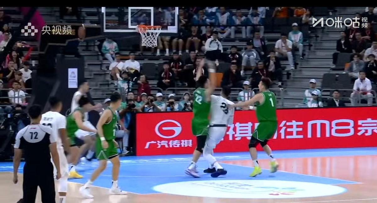 沈梓捷在半决赛飞翔，杜锋场边抱头，原帅摊手无奈，这些画面近日让观众讨论起来。