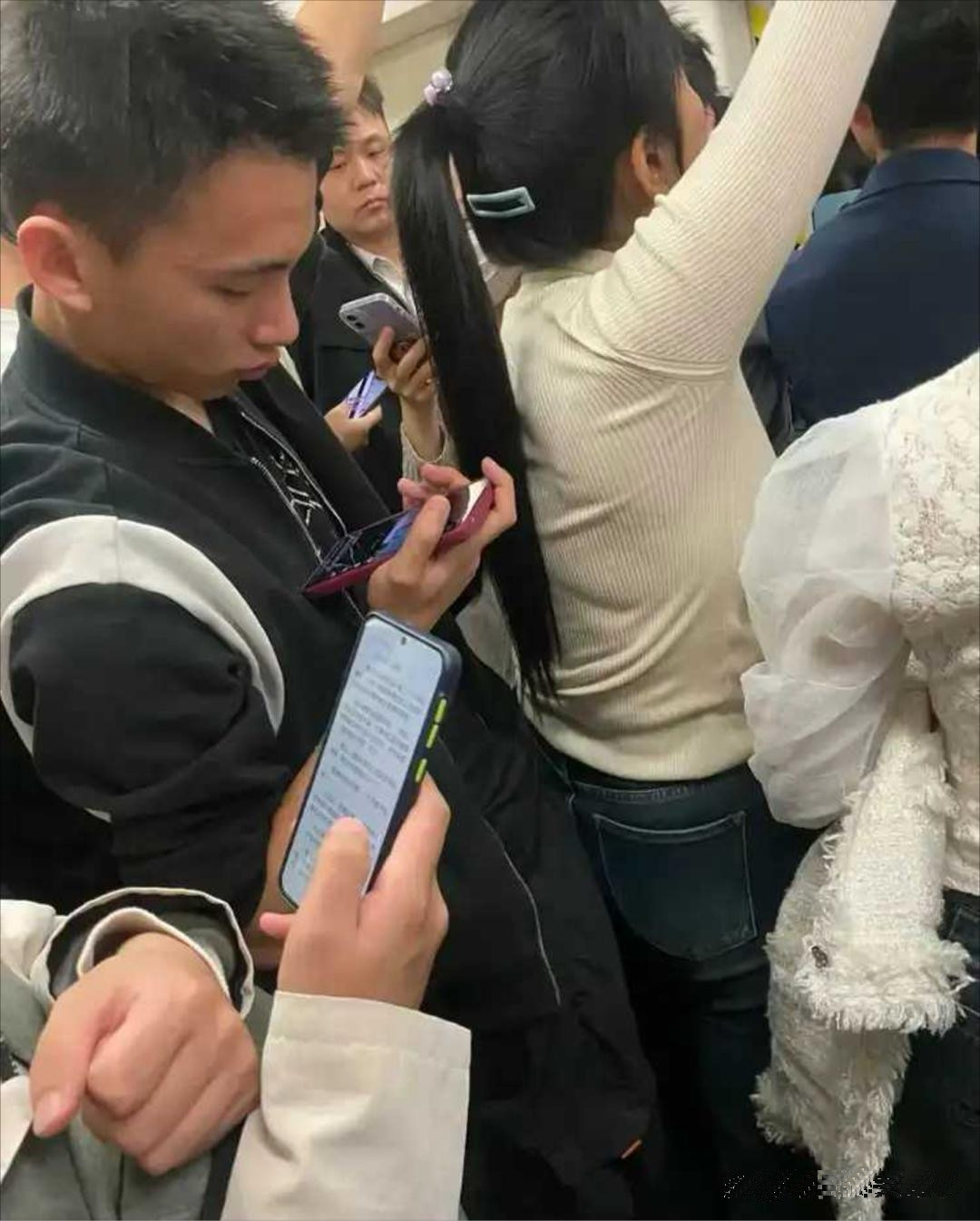地铁太挤了，这小伙子的脸都快憋红了！