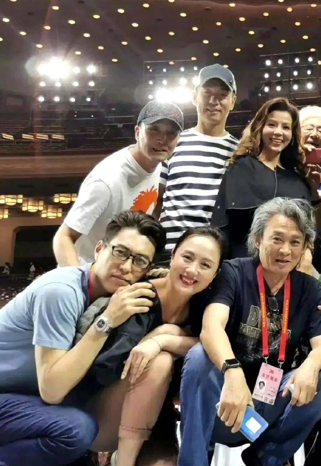 几位资深演员与主持人同框：我一眼就认出了搭着朱媛媛双肩、有款有型的靳东，艺术气息