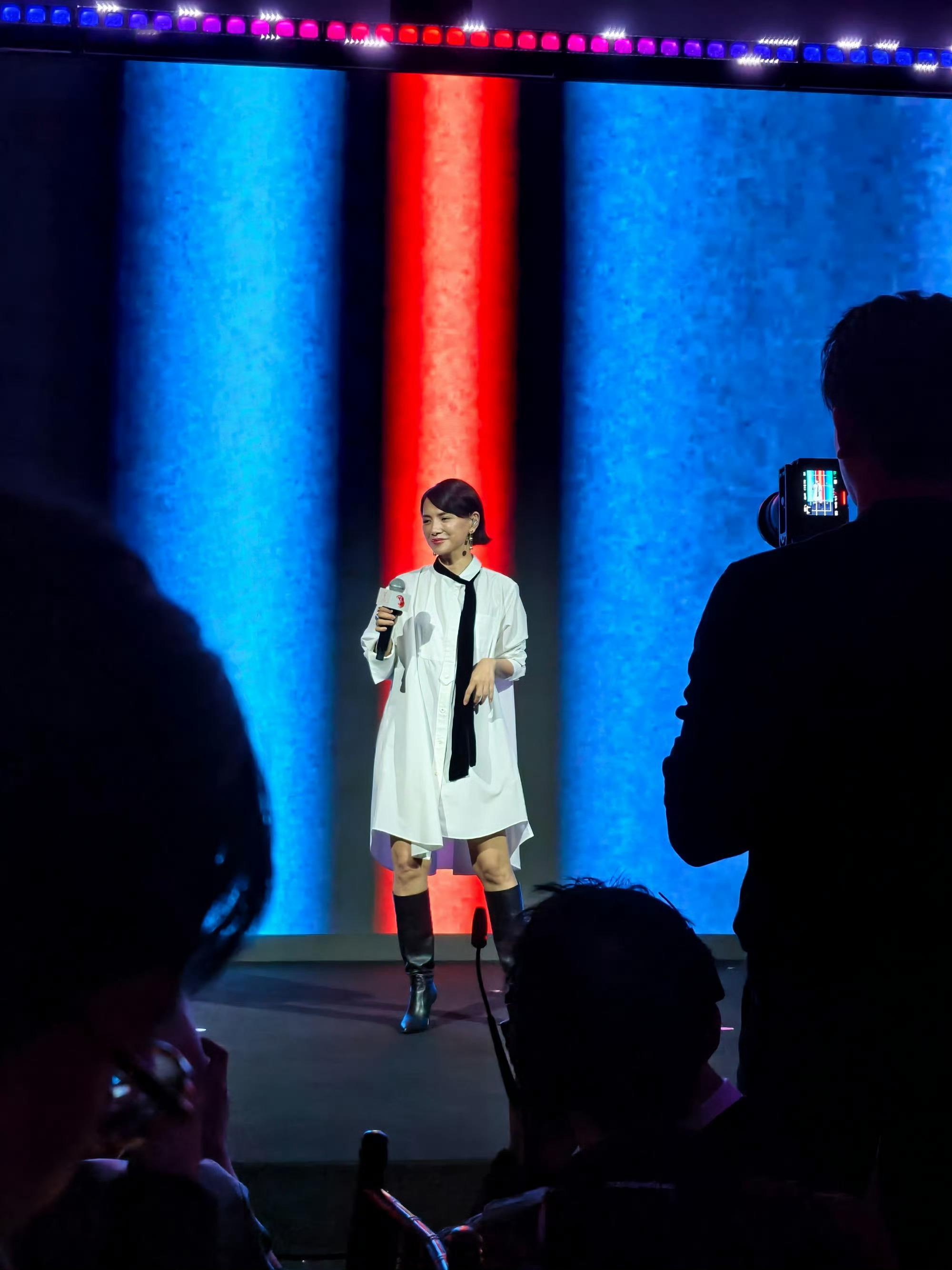 李心洁50岁状态往昔香港电影的“建模脸”，历经半世纪时光雕琢，50岁的李心洁依