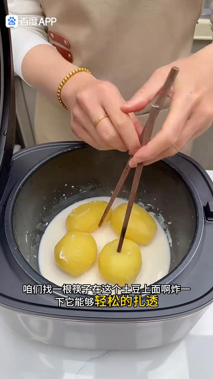 肉末土豆泥。大家注意看，土豆不用切，直接倒进电饭锅里，然后再倒入一包纯牛奶，出