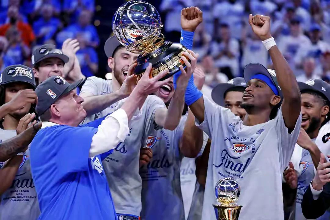 亚历山大球王时代来临？有望首夺3MVP奖杯！在NBA赛场，雷霆队的亚历山大