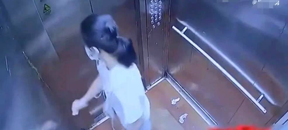 某户小区有人向物业反应电梯里面最近臭气熏天令人作呕物业又陆陆续续接到多起投诉电话