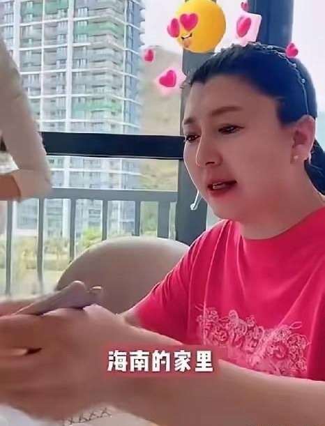 闫学晶老早就飘了她直播海南的家，11个菜，6个人吃。最致命的她总结：这就是平常人