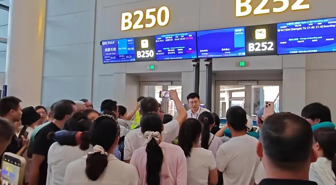 新疆乌鲁木齐，一航空公司某航班因暴雨延误近四小时，万万想不到，满心焦灼的旅客等来