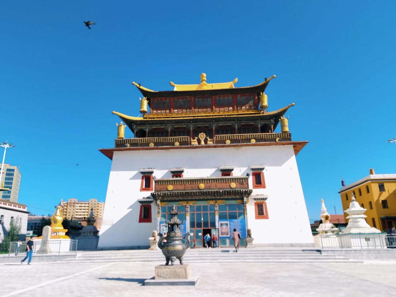 甘丹寺是蒙古国最大的藏传佛教寺庙，位于乌兰巴托市中心。乌兰巴托的前身是库伦，是