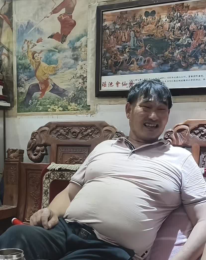 大衣哥这个肚真震撼，生活太好，吃的太多，体重至少180斤了，像他这个年纪该控制体