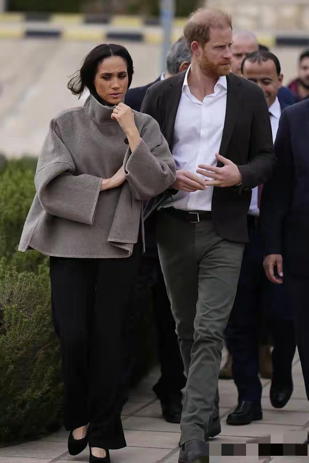 不管怎么说，梅根都是一个时尚妮子。这套灰色宽松版薄呢子上衣搭配黑色宽松长裤，简直