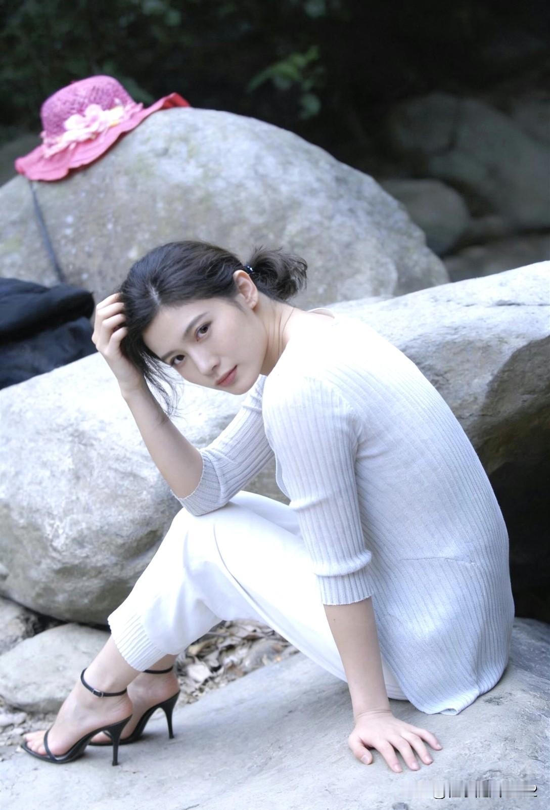 在山间石上，轻抚发丝，静享自然之美