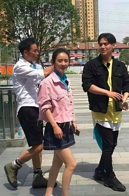 你能认出照片上的女孩是谁吗？​​​