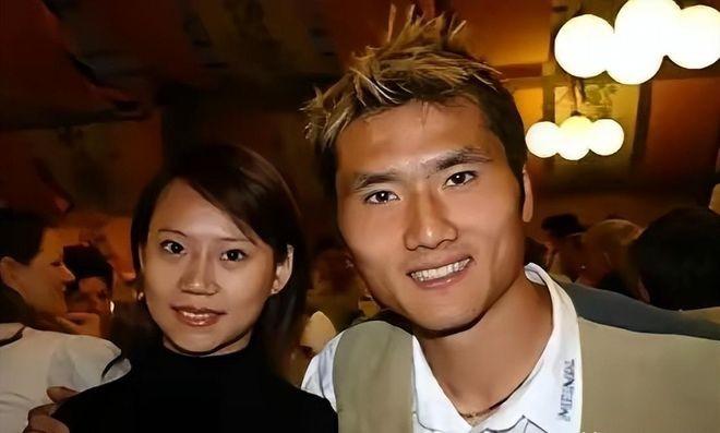 球迷发问：国足教练家属为何扎堆海外？例如网传李铁妻儿在美国、网传邵佳一家人居