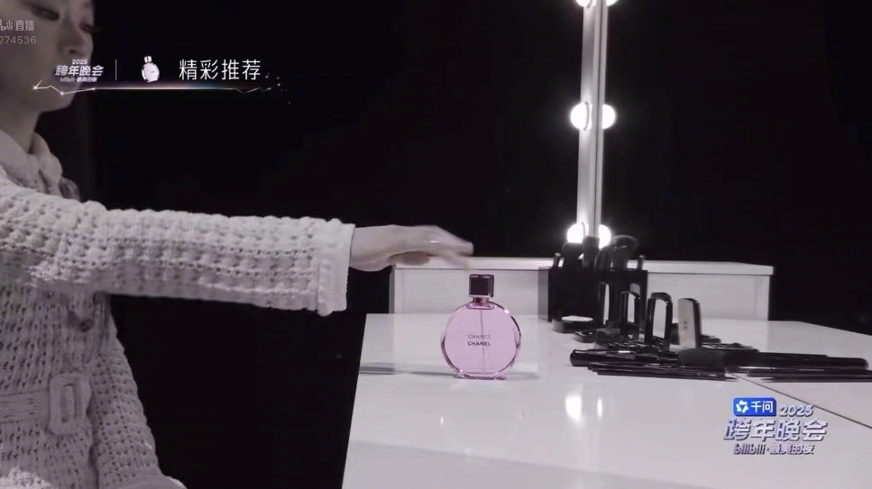 单依纯紫色舞台接好运今年跨年晚会的舞台设计都很有巧思，单依纯的表演环节尤为惊艳—