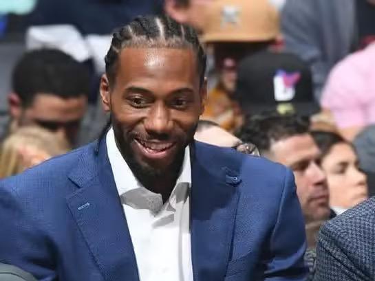 比赛的最后时刻，哈登都已经燃尽了，祖巴茨已经累得抬不动腿，邓恩急得破了防。在大