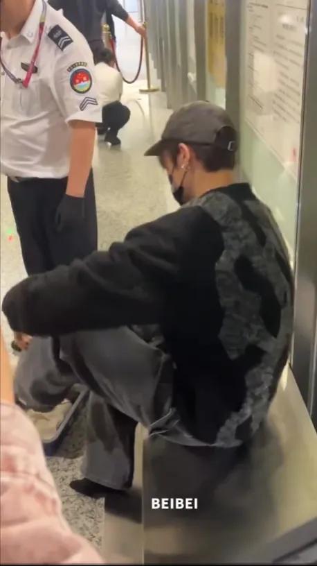 侯明昊太尴尬了，机场被脱鞋安检，后面一大堆人争相拍照，小侯子太难了！！