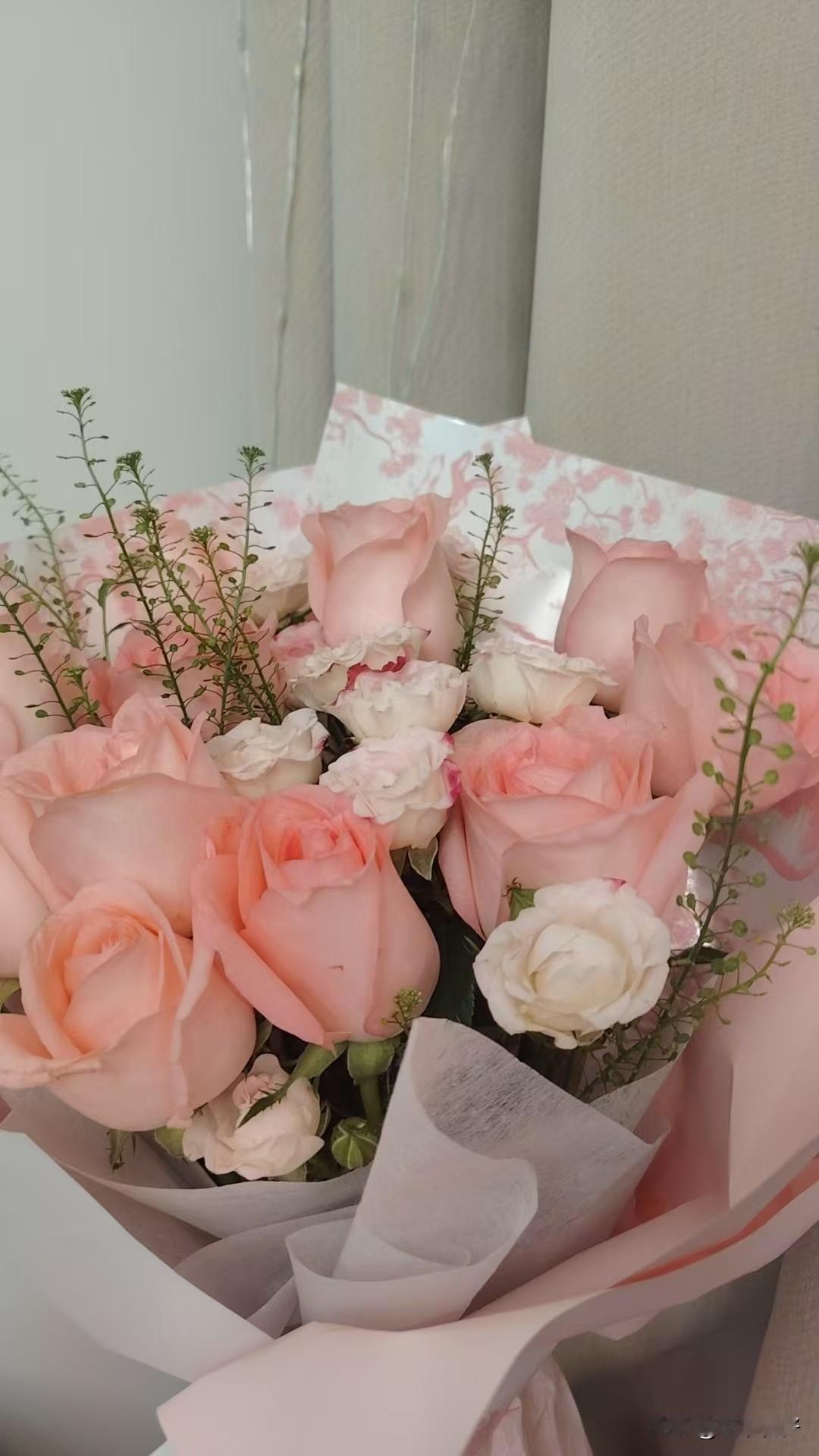 保持快乐的秘诀在于：懂得知足，不与他人攀比；主动远离消耗你的人和事；将精