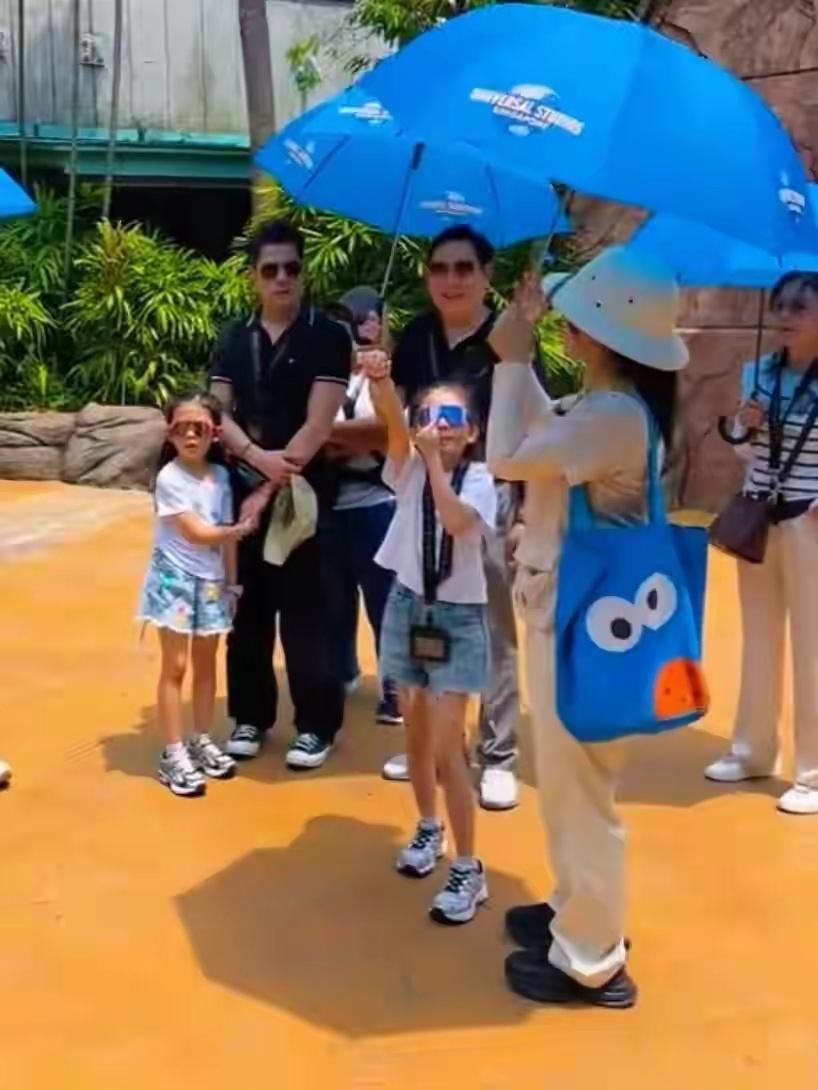 郭富城带俩女儿新加坡游玩。61岁的他穿着简约，牵着内向的二女儿，画面超温馨。同行