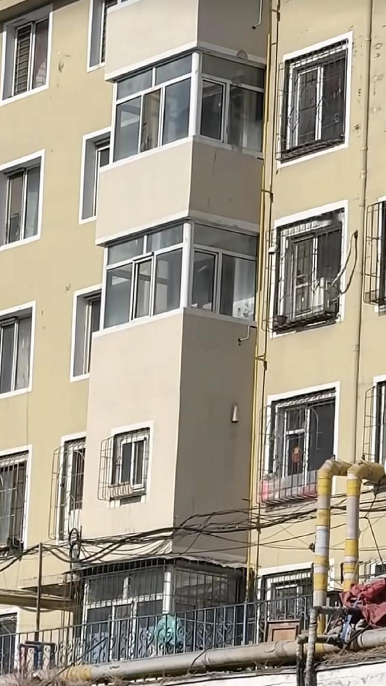 这种建筑怎么，跟别的阳台不一样？有明白的给我讲讲，为什么他的阳台这么大？