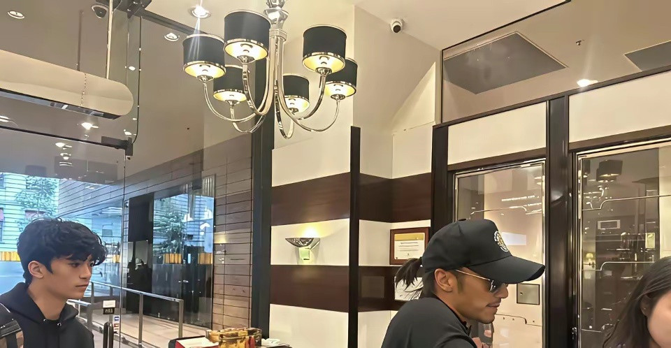 谢霆锋和大儿子Lucas出现在澳洲街头，父子俩的身高差不多，但Lucas感觉没有