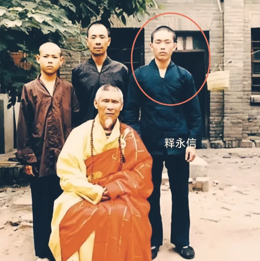 说起释永信，就不得不提他的师父，他师父叫释行正，更是个狠人，晚年双目失明，但