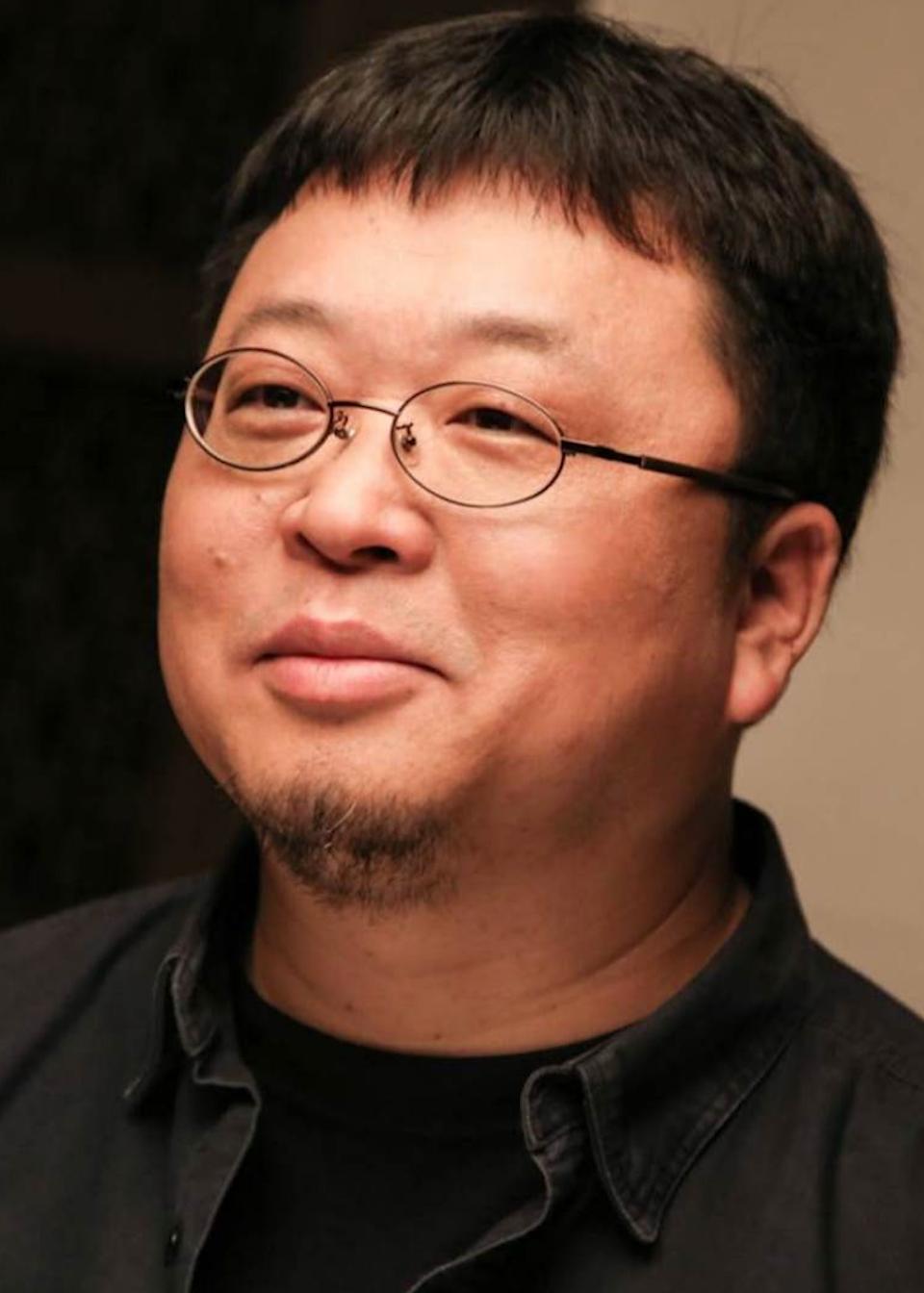 罗永浩在其播客节目“十字路口”中谈及新东方工作经历。针对外界对其批评前雇主俞敏洪