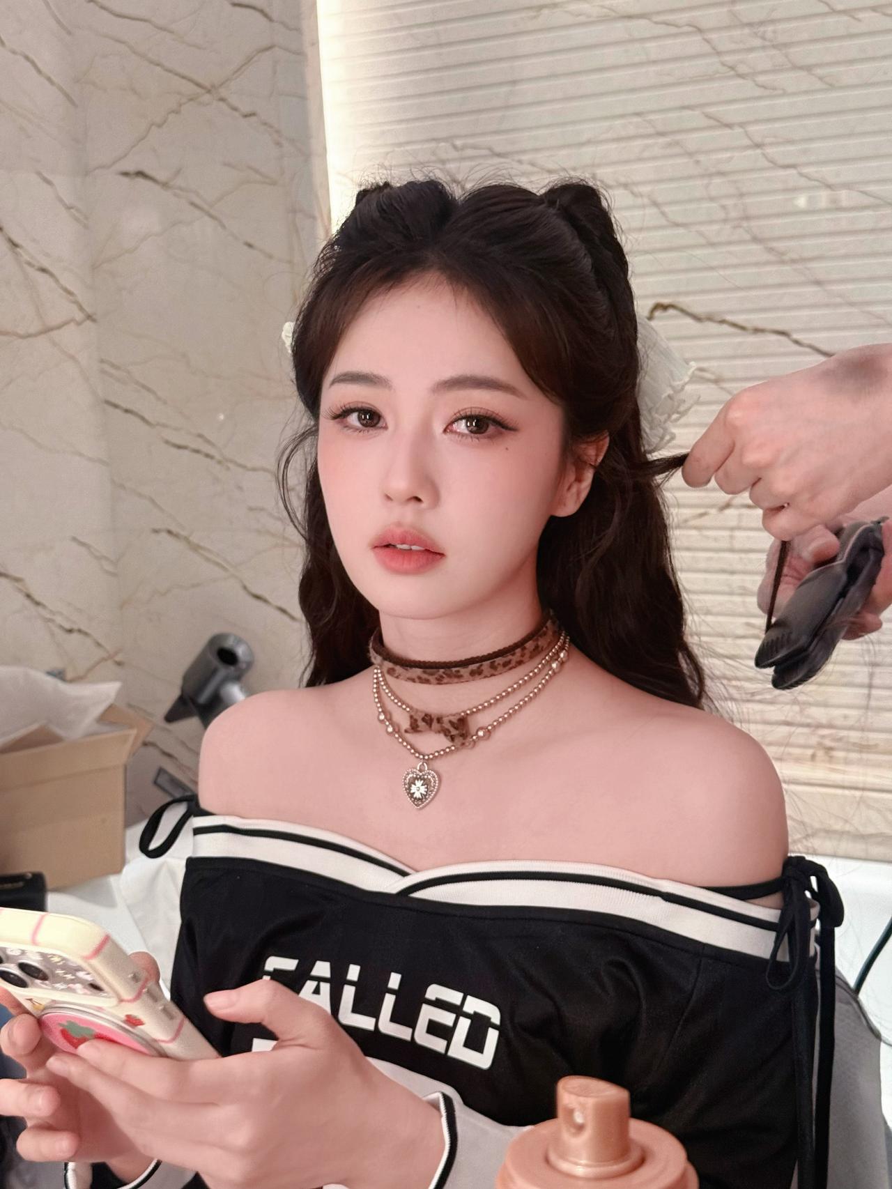 两张白鹿新造型[吐舌头眯眼睛笑]