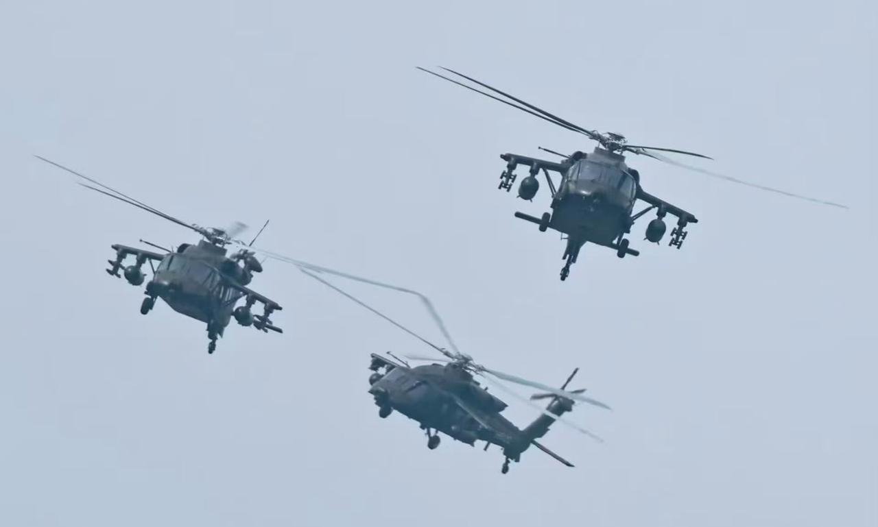 直-20T武装直升机现身阅兵训练场，中国版UH-60A/L武装黑鹰直-20T出