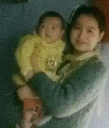 1976年，下乡女知青红梅怀抱着四岁的儿子回到北京家中，母亲一见她怀里的孩子顿时
