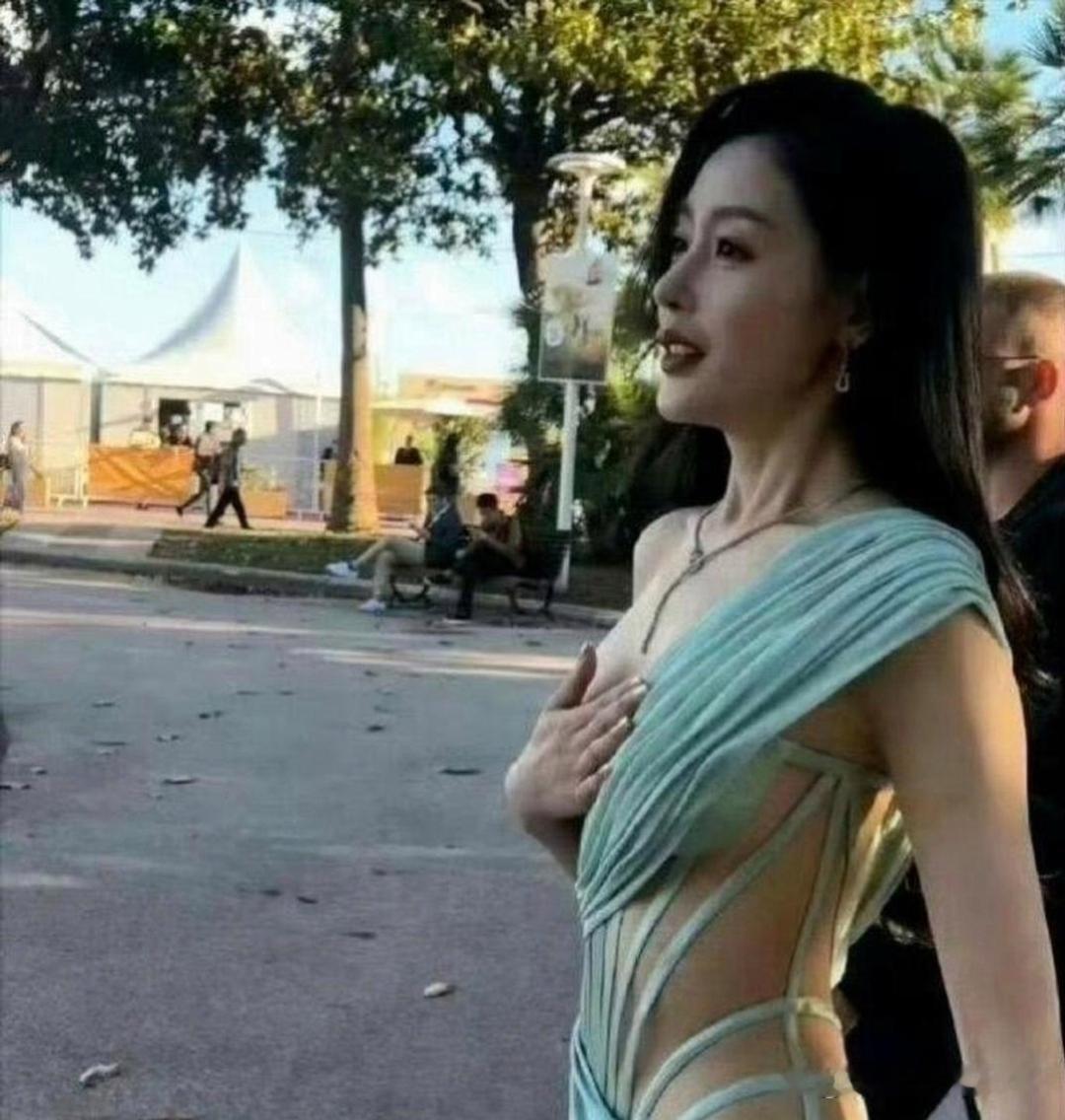 张天爱但凡有一点赘肉，都穿不了这衣服