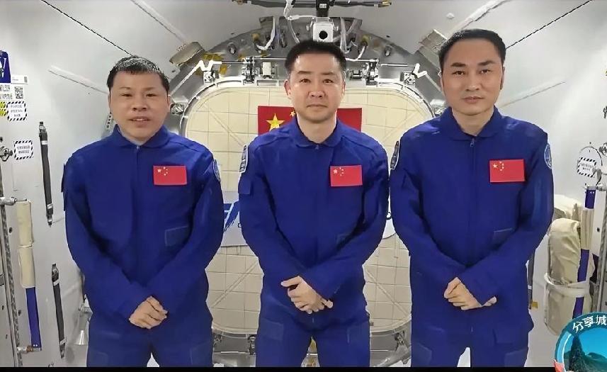 太空垃圾成了太空看不见的威胁！神20就遭一块0.1毫米碎片刮蹭，航天员被暂时困在