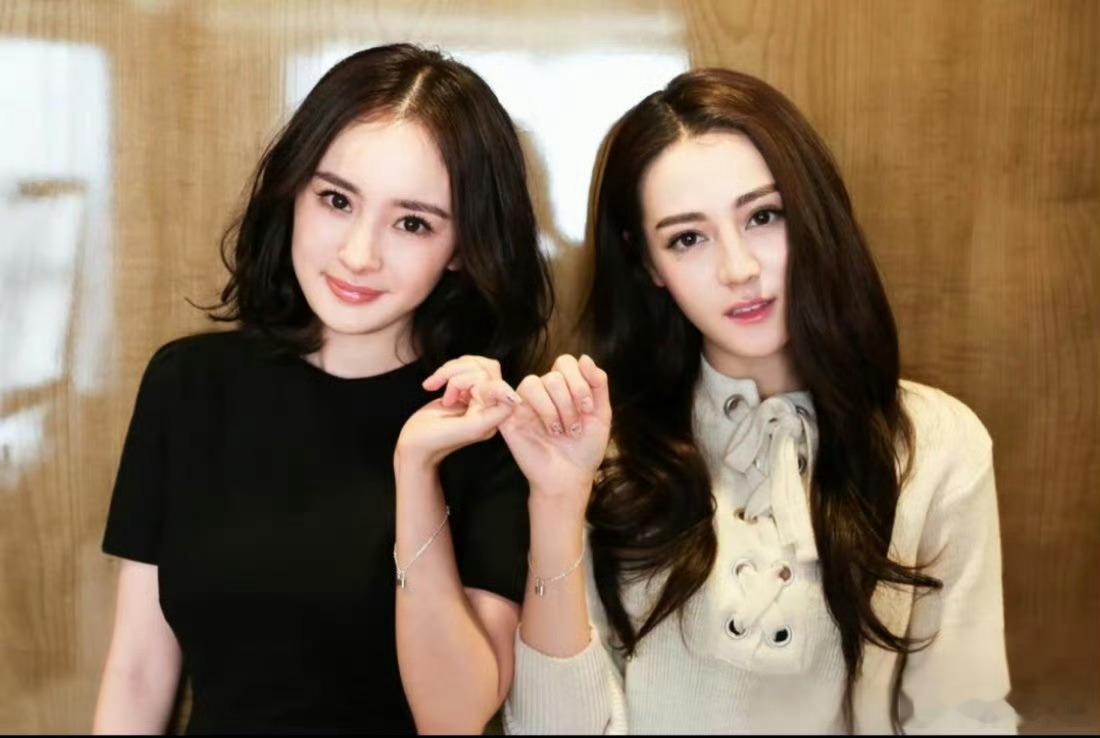 杨幂热巴我养大的玫瑰杨幂遇见热巴，像是养了朵玫瑰。从初入娱乐圈的懵懂新人，到如
