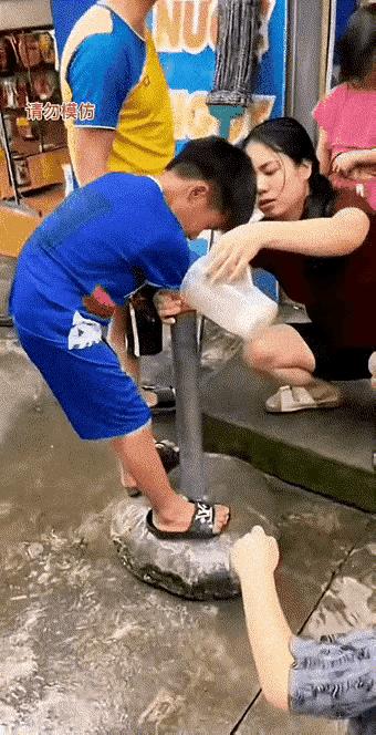 这位女士，你笑是什么意思？