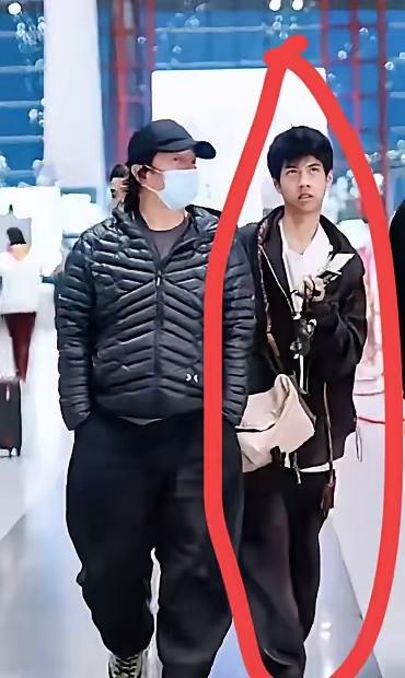 看完郑钧回应他儿子走路内八，我就想问一句：现在的网友是不是太闲了？隔着手机屏