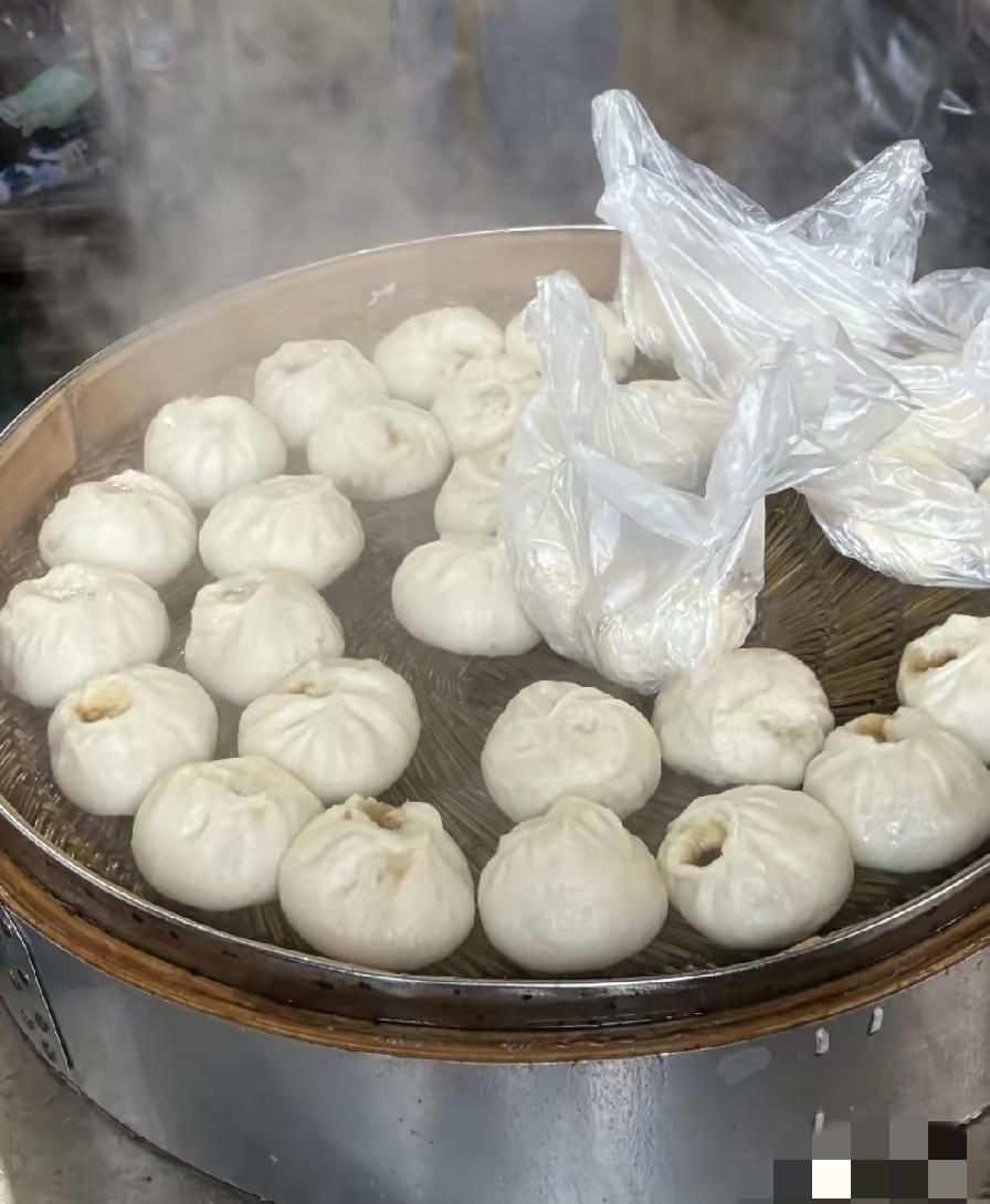 谁能想到，天天排队抢的“爆汁肉包”，藏着这么膈应人的猫腻！
