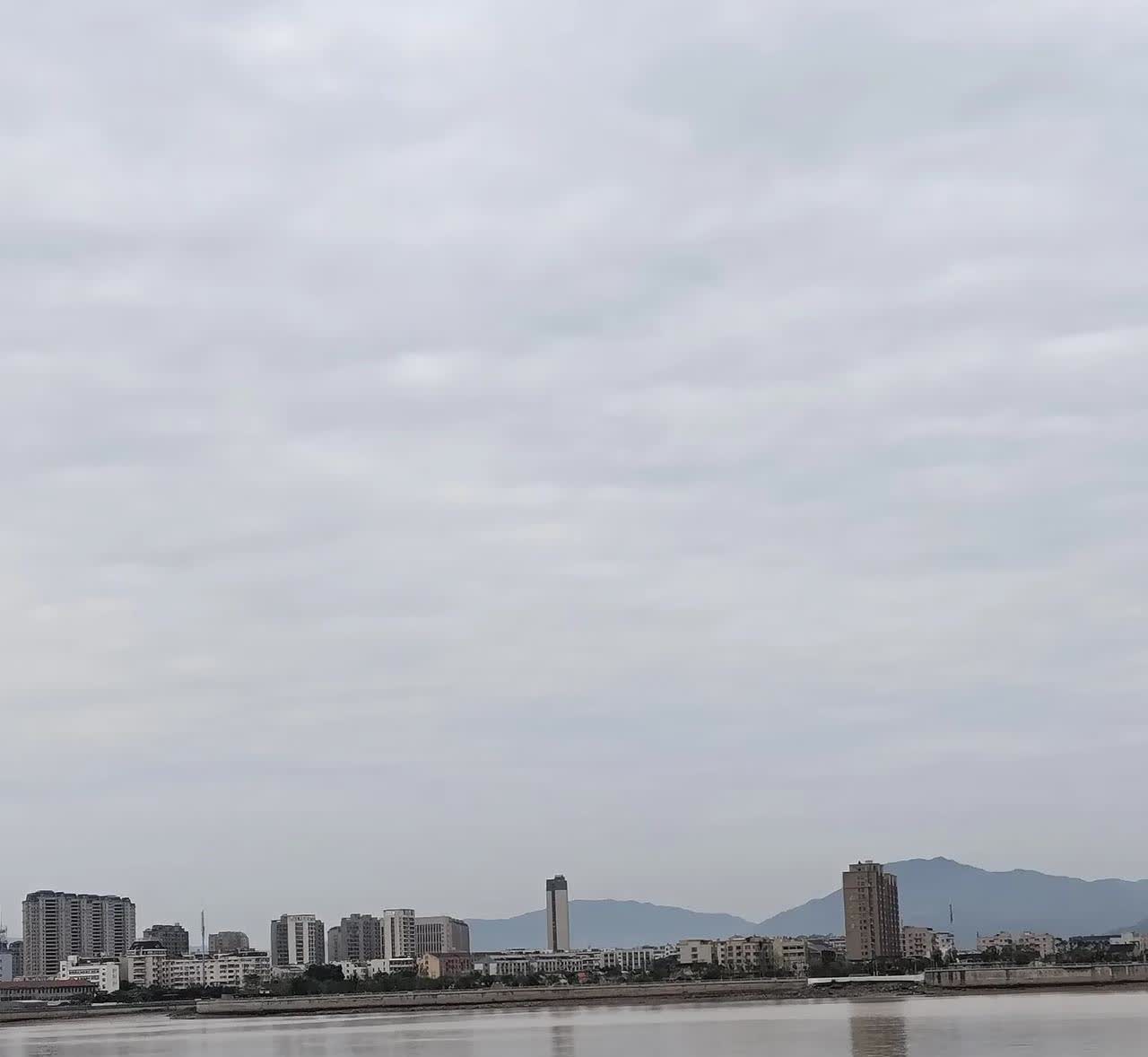 今天中午，又有人敲门，我也是服了，我说谁呀？那人回答，是我!我哪知道你是谁，我往